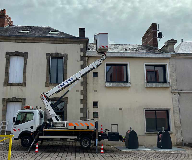 Travaux de couverture et zingueriez - LE BON COUVREUR 77 : artisan couvreur sur Meaux et toute la Seine-et-Marne (77) : Travaux de couverture : rénovation de votre toiture et pose de couverture : tuile, ardoise et faîtage. Dépannage et intervention en urgence pour votre toit. rRéparation de fuite toiture. Pose de zinguerie. Intervention sur Meaux et toute la Seine-et-Marne (77)