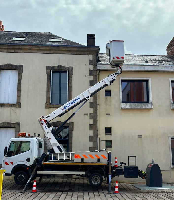 Travaux de couverture et zingueriez - LE BON COUVREUR 77 : artisan couvreur sur Meaux et toute la Seine-et-Marne (77) : Travaux de couverture : rénovation de votre toiture et pose de couverture : tuile, ardoise et faîtage. Dépannage et intervention en urgence pour votre toit. rRéparation de fuite toiture. Pose de zinguerie. Intervention sur Meaux et toute la Seine-et-Marne (77)