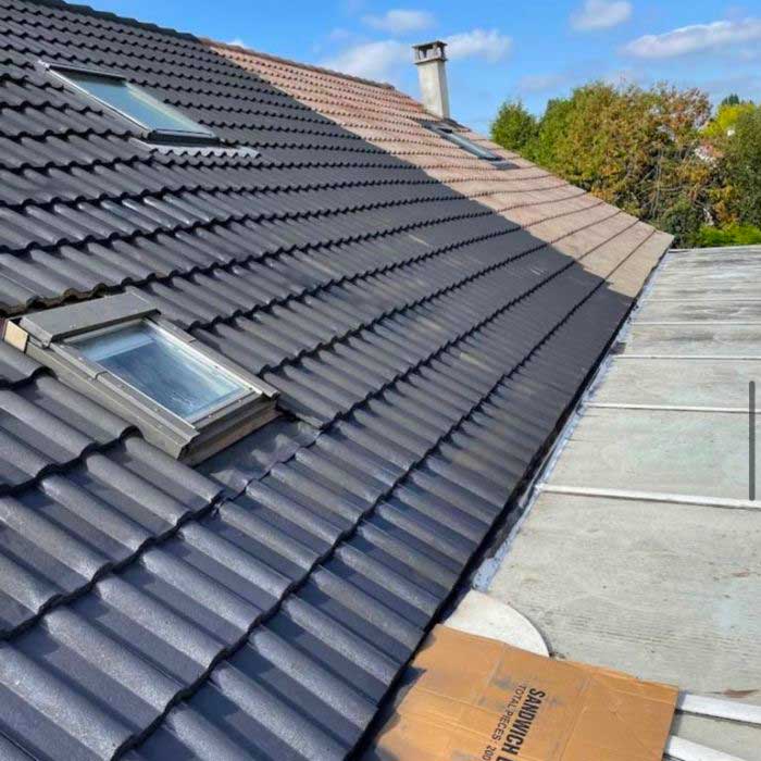 Nettoyage toiture - LE BON COUVREUR 77 à Meaux en Seine-et-Marne : nettoyage, démoussage, traitement anti-mousse toiture. Application d’un revêtement peinture hydrofuge coloré sur toit. Intervention sur Meaux et toute la Seine-et-Marne (77)