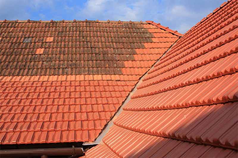 Nettoyage toiture - LE BON COUVREUR 77 à Meaux en Seine-et-Marne : nettoyage, démoussage, traitement anti-mousse toiture. Application d’un revêtement peinture hydrofuge coloré sur toit. Intervention sur Meaux et toute la Seine-et-Marne (77)