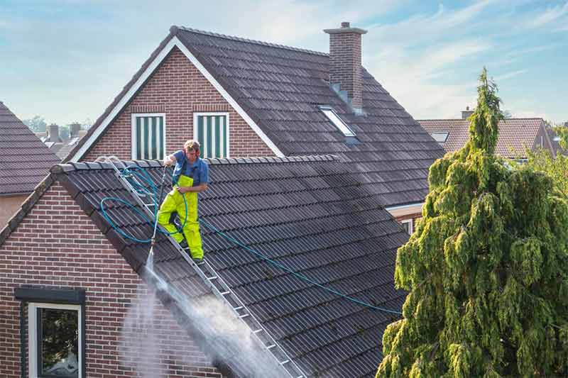 Nettoyage toiture - LE BON COUVREUR 77 à Meaux en Seine-et-Marne : nettoyage, démoussage, traitement anti-mousse toiture. Application d’un revêtement peinture hydrofuge coloré sur toit. Intervention sur Meaux et toute la Seine-et-Marne (77)